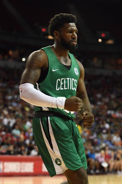 Hassan Martin mostra la maglia estiva dei Boston Celtics. Afp